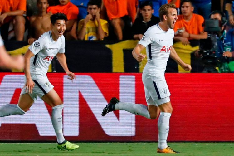 Harry Kane dan Son Heung-min merayakan gol Tottenham Hotspur ke gawang APOEL Nicosia pada pertandingan Liga Champions di Siprus, Selasa (26/9/2017).