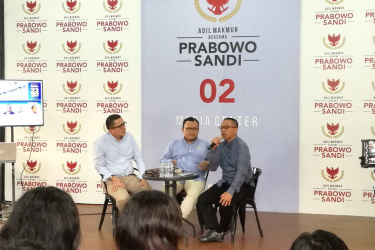 Juru Bicara PKS Muda bidang ekonomi, Muhammad Kholid (tengah) dan Dewan Pakar Badan Pemenangan Nasional (BPN) Prabowo Subianto-Sandiaga Uno, Dradjad Wibowo dalam  diskusi bertajuk Reformasi Pajak Prabowo-Sandi: Untuk Kesejahteraan Rakyat di Prabowo-Sandi Media Center, Jakarta, Rabu (23/1/2019) sore.