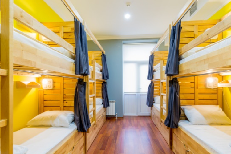 Ilustrasi tempat tidur di hostel.