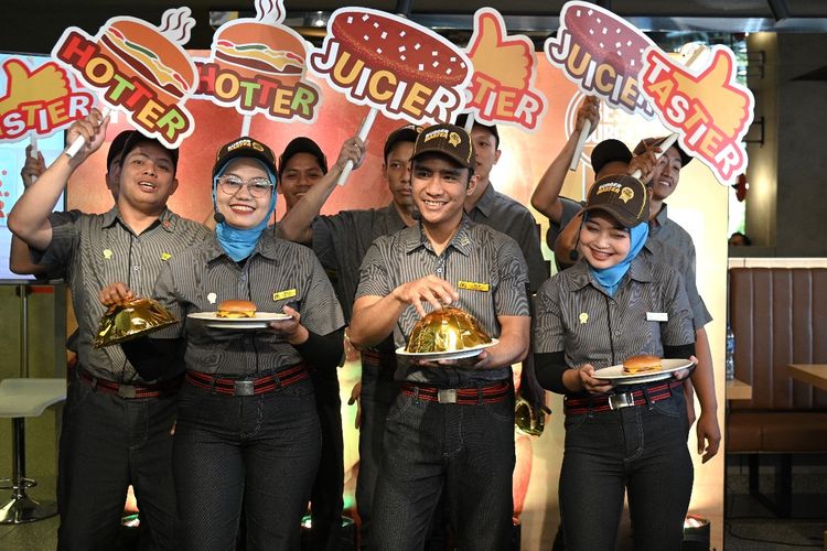 Burger Master di McDonald's Indonesia memperkenalkan standar burger baru Best Burger. 