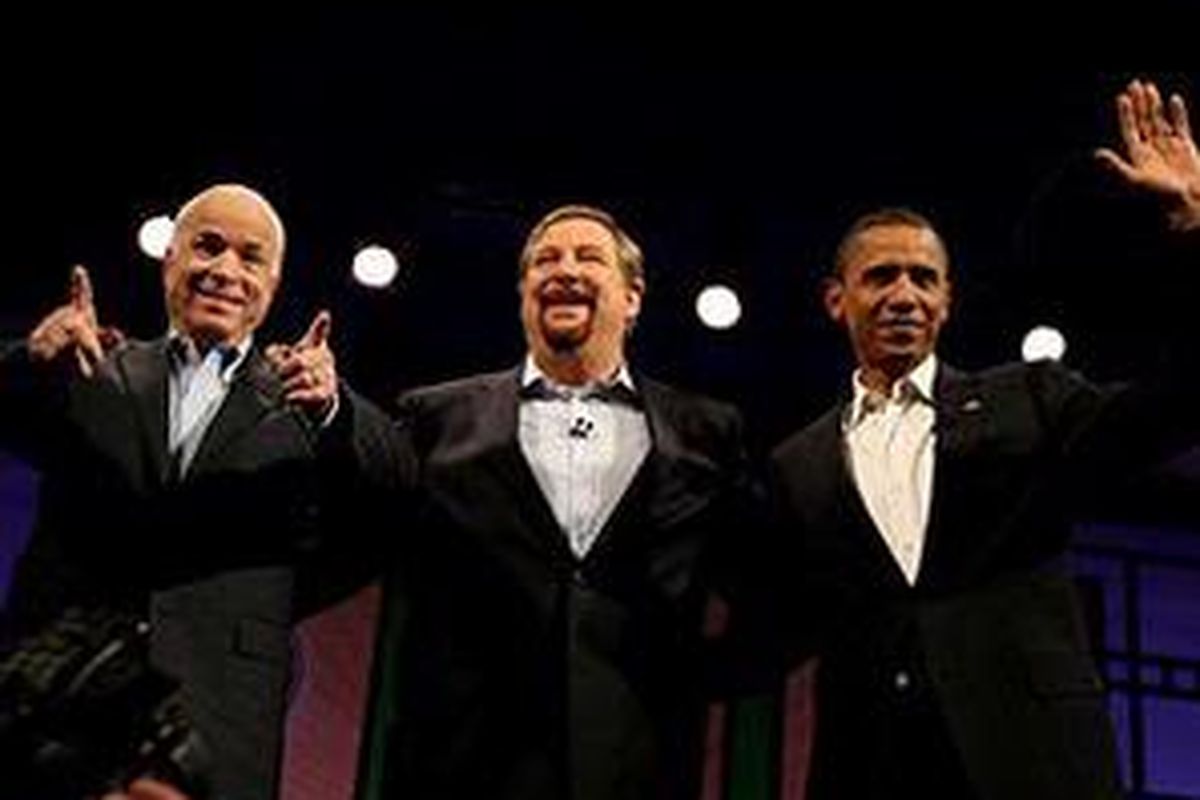 John McCain (kiri), Rick Warren (tengah) dan Barack Obama dalam sebuah forum di Saddleback Church Lake Forest California.