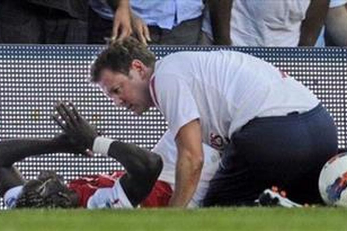 Bek Arsenal, Bacary Sagna, mengalami cedera di tengah pertandingan Premier League melawan Tottenham Hotspur, di White Hart Lane, Minggu (2/10/2011). 
