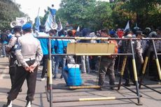 Gelar Demo, Buruh Tangerang Tutup Jalan ke Bandara Soekarno-Hatta