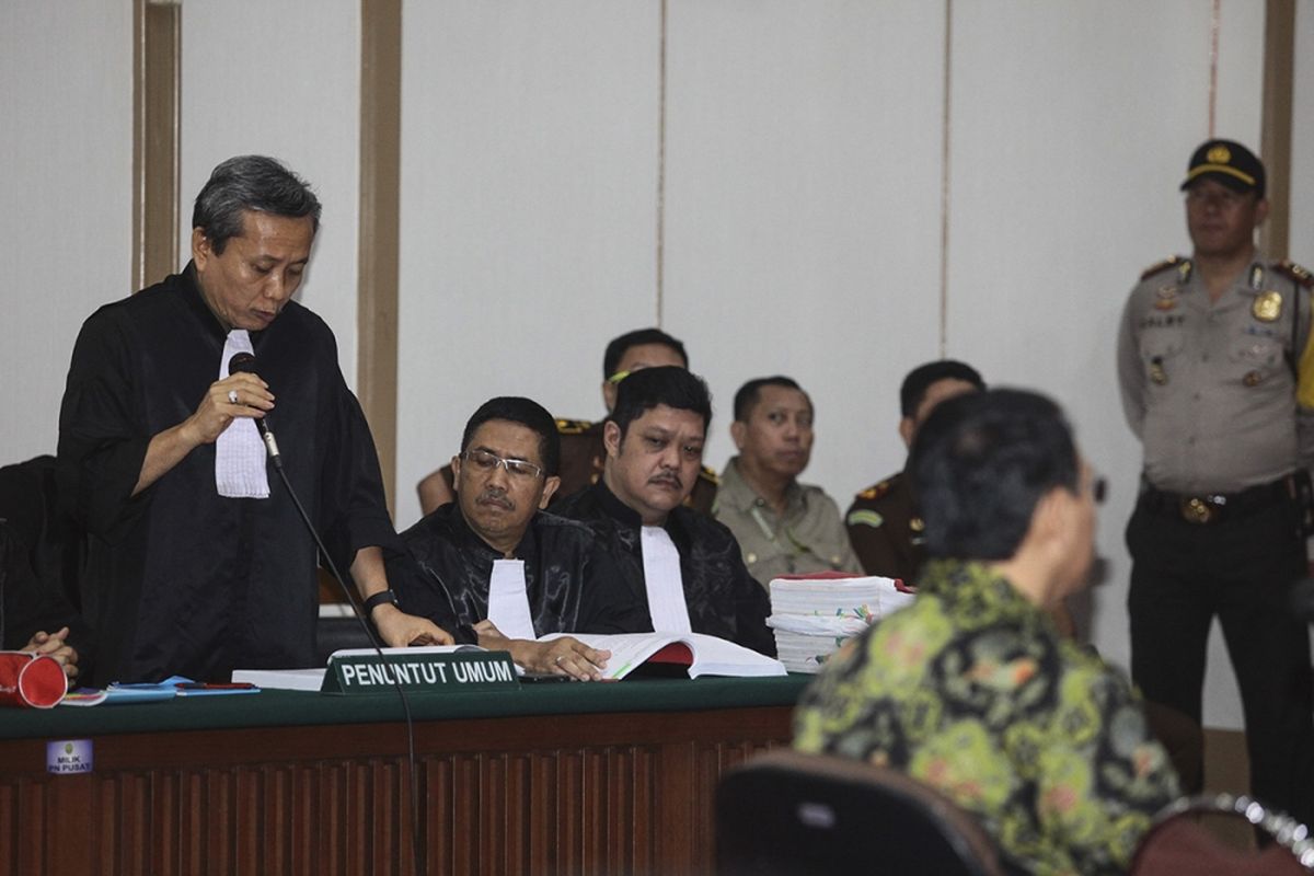 Ketua Jaksa Penuntut Umum (JPU) persidangan kasus dugaan penodaan agama dengan terdakwa Basuki Tjahaja Purnama, Ali Mukartono, membacakan tuntutan pada sidang lanjutan di Auditorium Kementerian Pertanian, Jakarta, Kamis (20/4/2017). JPU menyatakan Ahok bersalah dan dipidana 1 tahun penjara dengan masa percobaan 2 tahun.