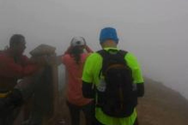 Suasana di puncak Gunung Kaba yang diselimuti asap (Foto: Tri Prayudha)