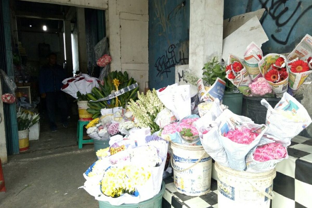 Jelang hari Valentine yang identik dengan hari kasih sayang membuat mendatangkan rezeki bagi para pedagang bunga yang berada di wilayah Pondok Aren dan Pamulang, Tangerang Selatan.