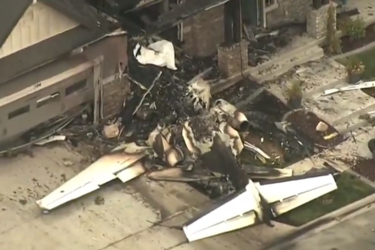 Seorang pria bernama Duane Youd (47) menabrakkan pesawat mesin ganda Cessna 525 ke rumahnya pada Senin (13/8/2018) dini hari di Payson, Amerika Serikat. Gambar ini diambil dari rekaman video NBC News.