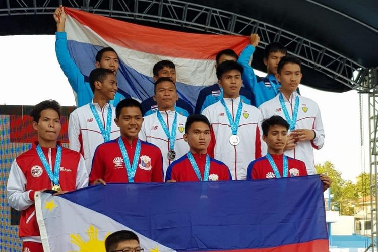 Tim estafet putra Indonesia (tengah) saat upacara penyerahan medali kejuaraan atletik Asia Tenggara,SEA Youth Athletics Championships 2019, di Filipina.