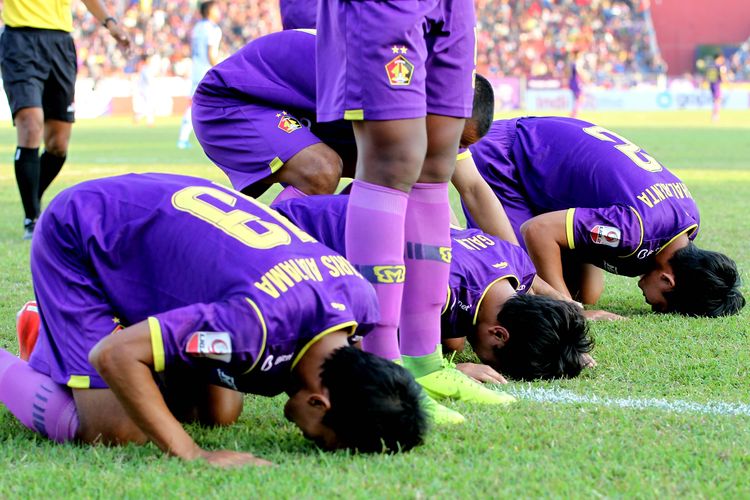 Selebrasi yang sering dilakukan pemain-pemain Persik Kediri yaitu sujud syukur.