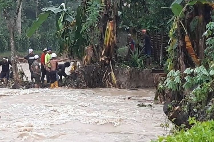 Sungai di Desa Rohomoni, Kecamatan Pulau Haruku, Kabupaten Maluku Tengah meluap hingga menyebabkan banjir setelah hujan deras mengguyur wilayah tersebut pada Senin (11/7/2022). Akibat musibah itu tiga rumah warga hanyut ke laut dan puluhan rumah lainnya terendam