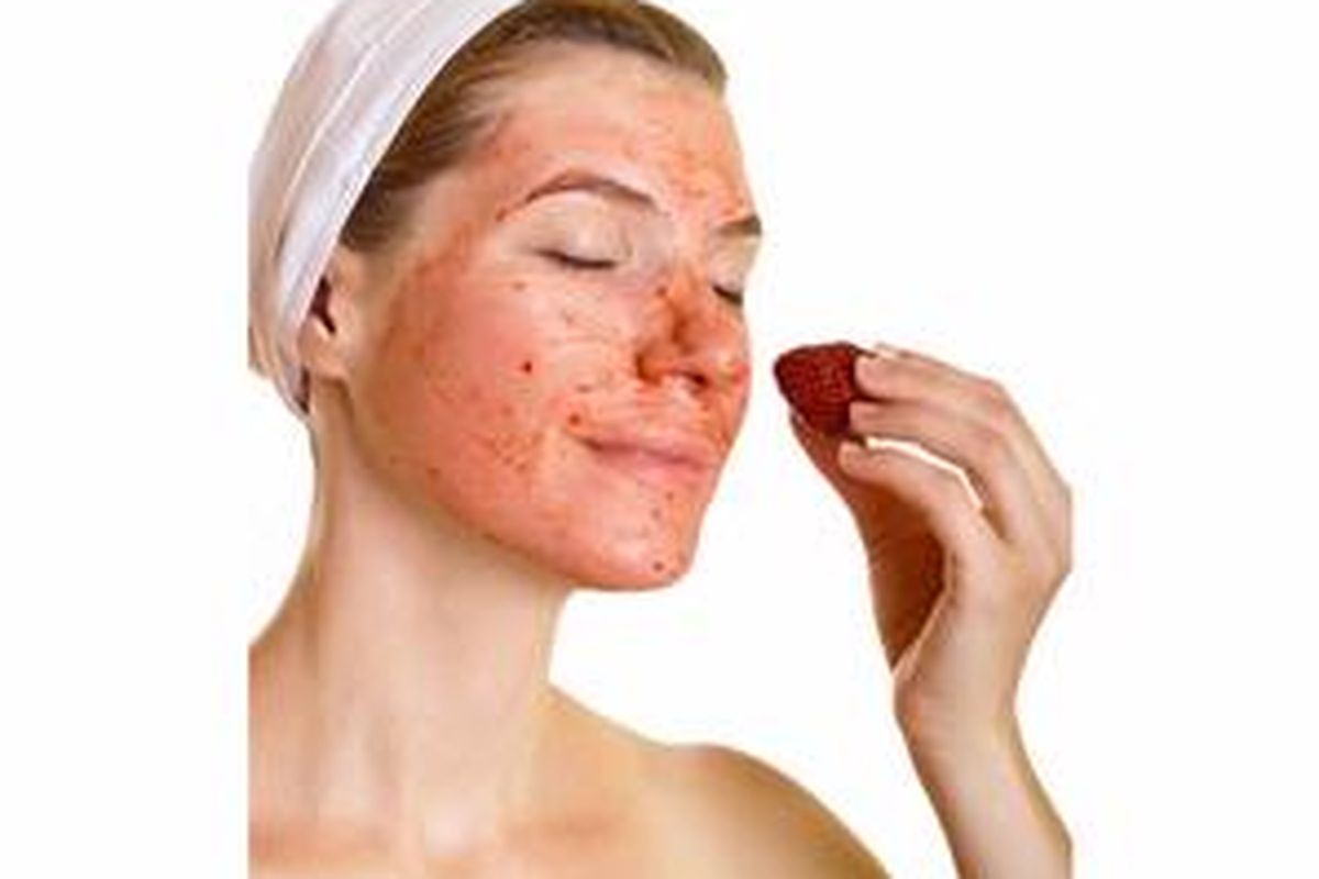 Facial menggunakan stroberi bisa membantu mengembalikan warna kulit wajah yang bernoda karena sisa jerawat atau flek akibat sinar matahari. 