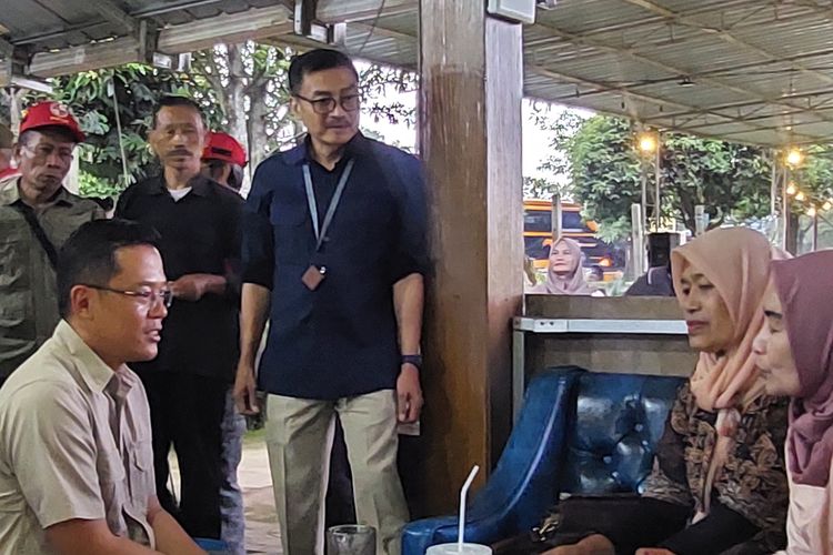 Wakil Ketua Umum Partai Gerindra Sugiono berdiskusi dengan warga Salatiga