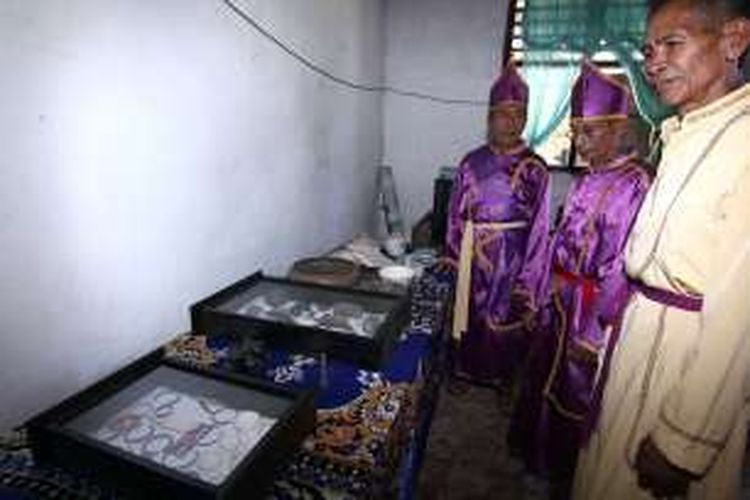 Para petinggi adat Desa Bannada, memperlihatkan barang-barang warisan leluhur Kerajaan Porodisa.