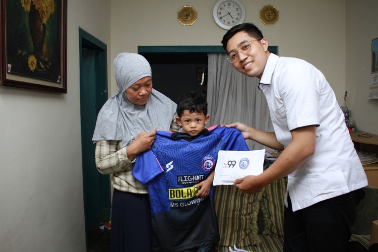 Wakil dari Presiden Arema FC memberi bantuan kepada  Aremania Licek (kecil/cilik) asal Sumpil, Kota Malang Keyndra Satria Yuswantoro (3) yang mengalami Atresia Esofagus.