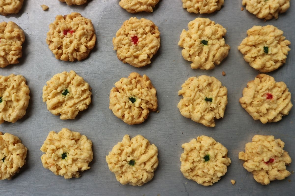 Ilustrasi kue kering emping melinjo.