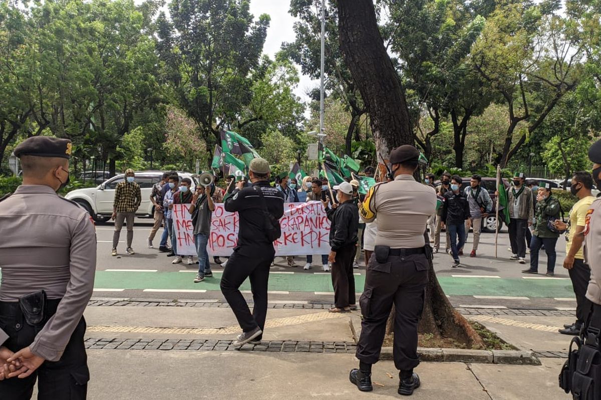 Massa demonstran di depan Balai Kota DKI Jakarta, Selasa (6/4/2021) menuntut Gubernur DKI Jakarta Anies Baswedan menjelaskan kasus dugaan korupsi pengadaan lahan di Munjul, Pondok Ranggon, Jakarta Timur.