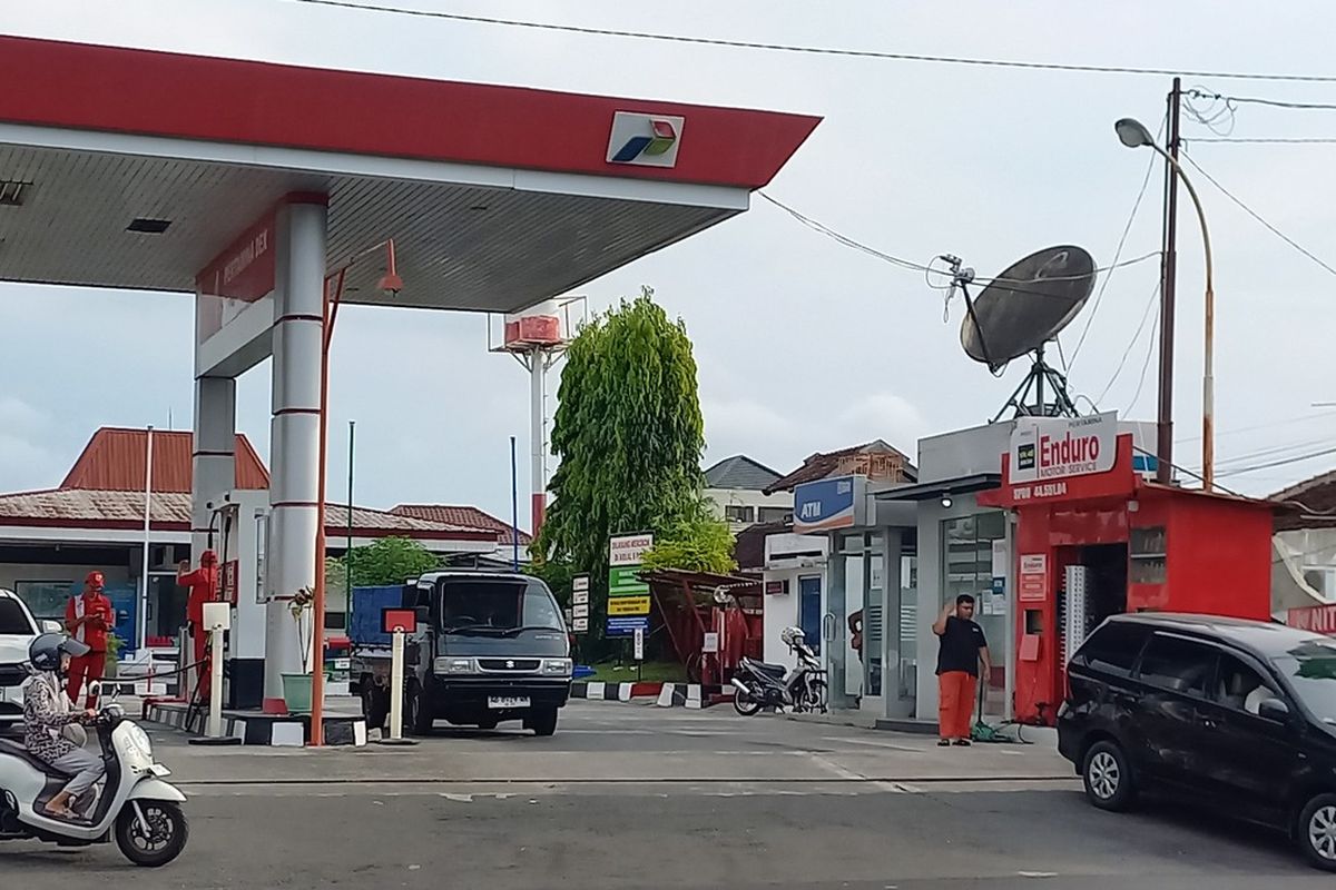 Suasana SPBU Bugisan, Jalan Sugeng Jeroni, Kota Yogyakarta pasca penangkapan diduga pelaku ganjal ATM, Kamis (11/9/2025)