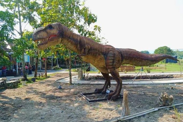 Salah satu dinosaurus yang ada di Taman Dinosaurus Potorono, Bantul, Yogyakarta.