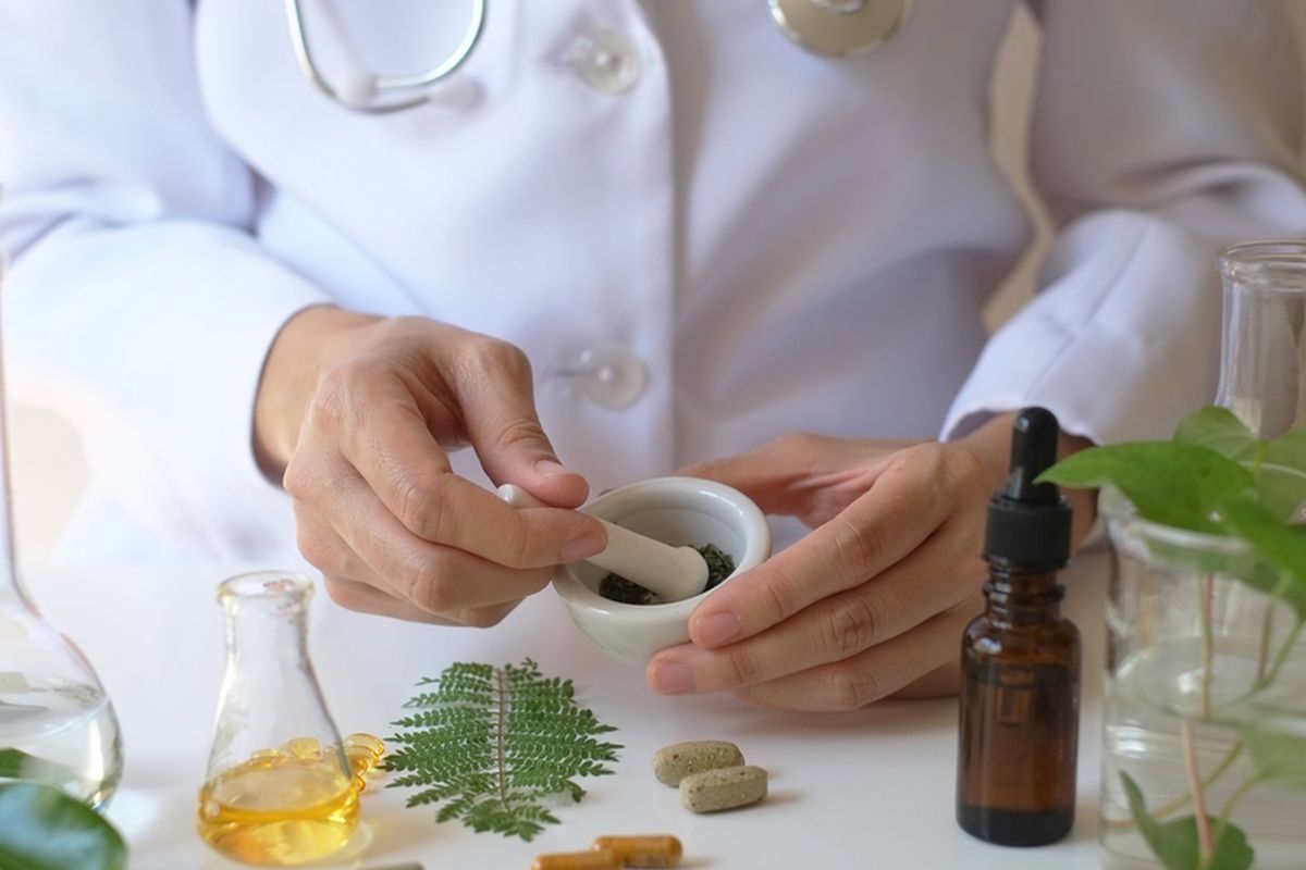 Ilustrasi obat herbal, sejumlah air rebusan daun bisa jadi obat herbal yang ampuh untuk menurunkan kolesterol dan mudah dibuat. Berikut ini daftarnya. 