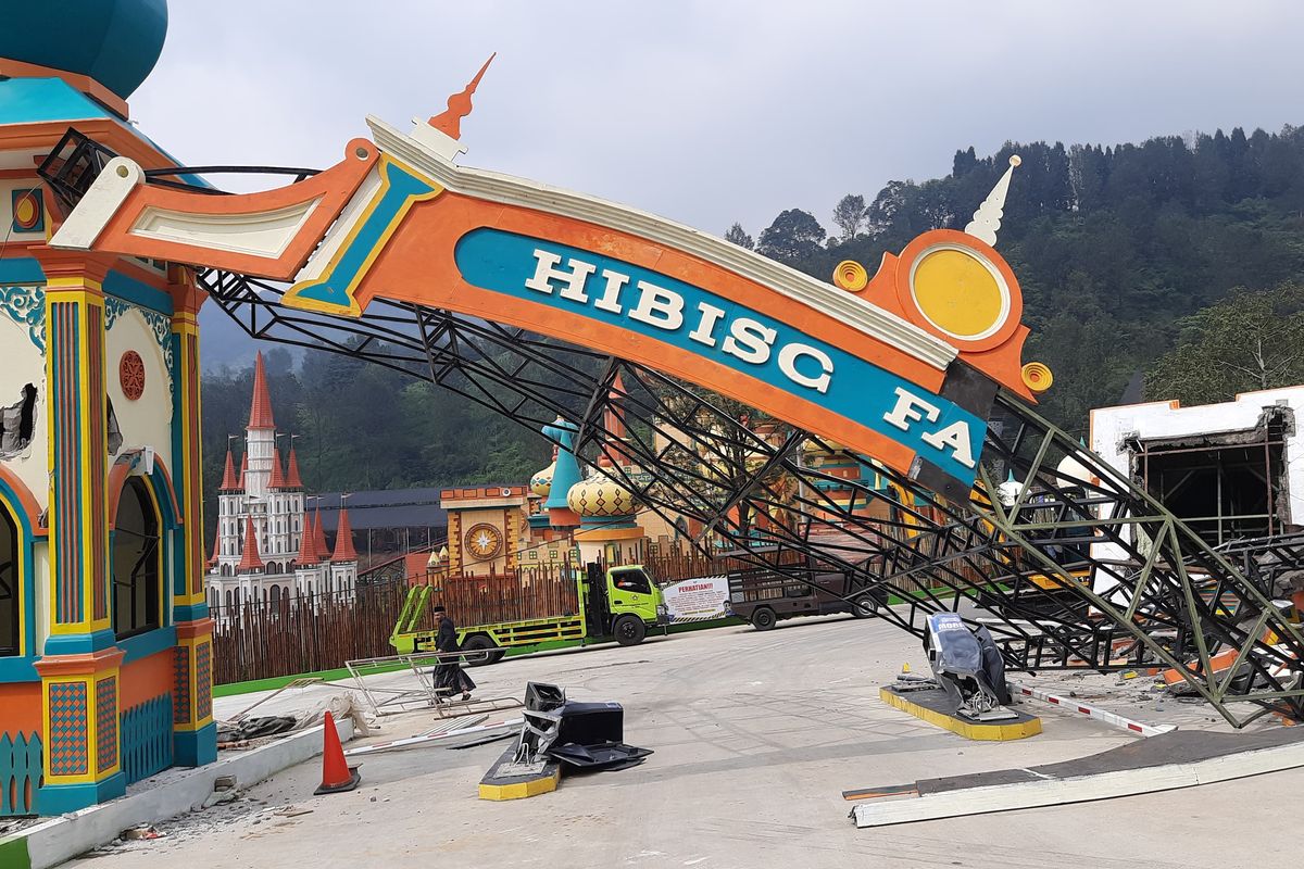 Pemprov Jawa Barat membongkar wahana rekreasi Hibisc Fantasy Puncak di Bogor, Jabar, Kamis (6/3/2025)