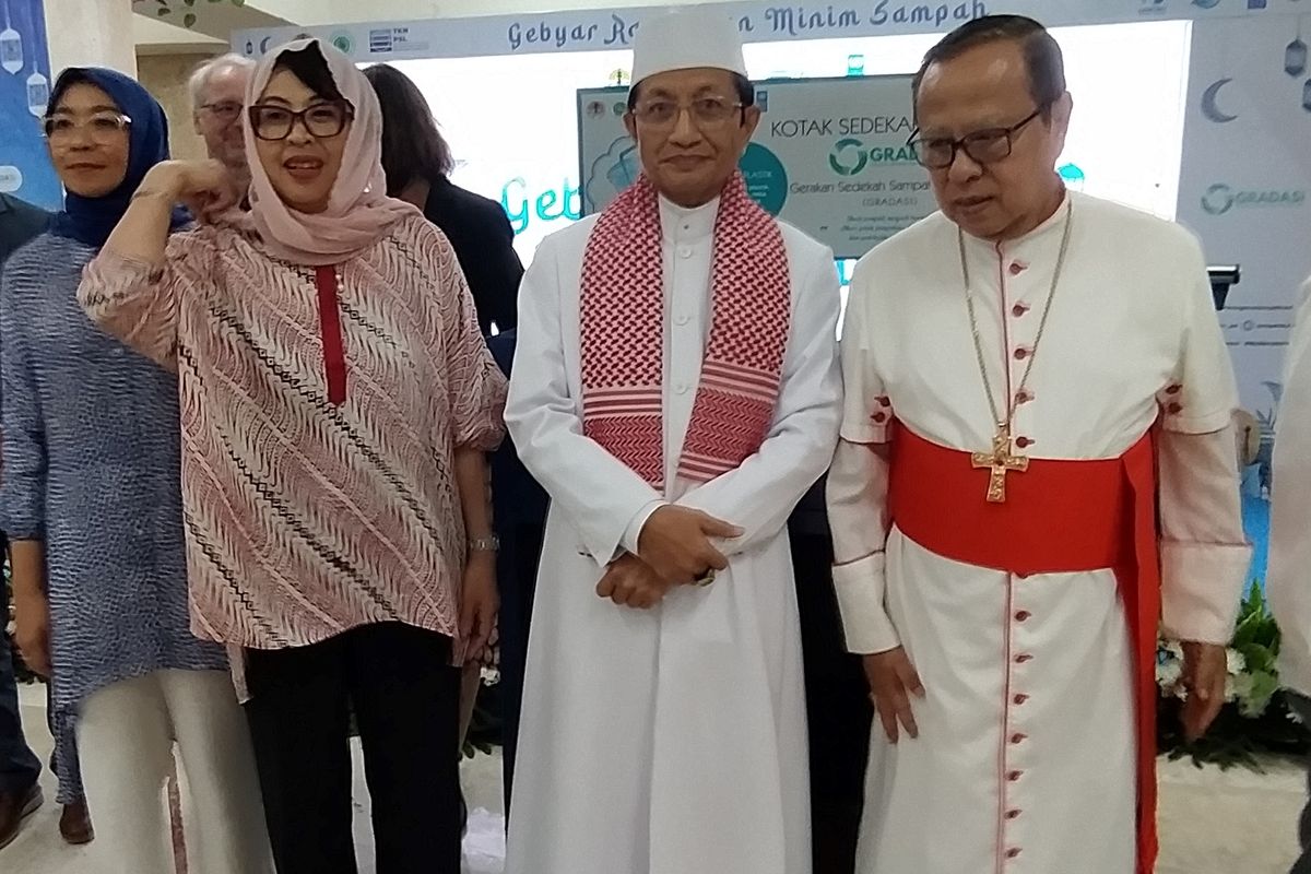 Berpose dari kiri ke kanan, Vera Galuh Sugijanto, Vice President General Secretary Danone Indonesia, Rosa Vivien Ratnawati, Direktur Jenderal Pengelolaan Sampah, Limbah, Bahan Beracun dan Berbahaya (PSLB3) Kementerian Lingkungan Hidup dan Kehutanan, KH Nasaruddin Umar, Imam Besar Masjid Istiqlal, dan Ignatius Kardinal Suharyo, Uskup Agung Jakarta pada peluncuran program pengelolaan sampah plastik bertajuk Gradasi oleh Danone-Aqua, Selasa (11/4/2023) di Jakarta.