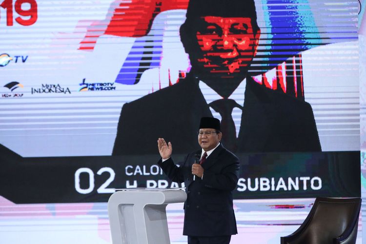 Calon presiden no urut 02 Prabowo Subianto  pada Debat Keempat Calon Presiden Pemilu 2019 di Jakarta, Minggu (30/3/2019). Debat malam ini menggambil tema ideologi, pemerintahan, pertahanan dan keamanan, serta hubungan internasional.