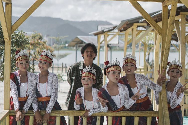 Kebersamaan influencer Ejaak @ejaak15 dengan anak-anak di Sanggar Budaya Lumban Gaol.