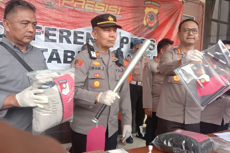 Polisi Perlihatkan barang bukti pengeroyokan dan bentrokan dua kelompok bermotor di Bandung, Kamis (3/10/2022).
