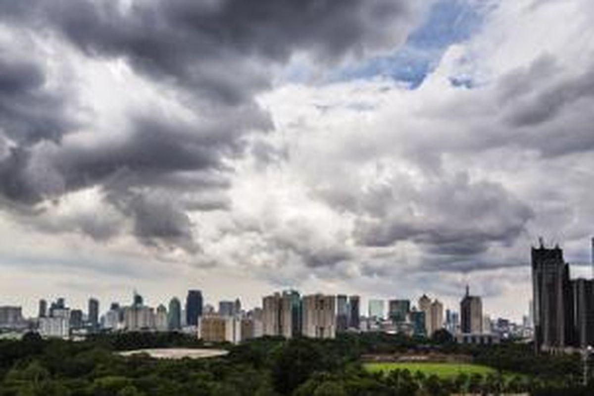 Gedung-gedung properti komersial mengelilingi Kawasan Gelora Bung Karno, Senayan, Jakarta Pusat.