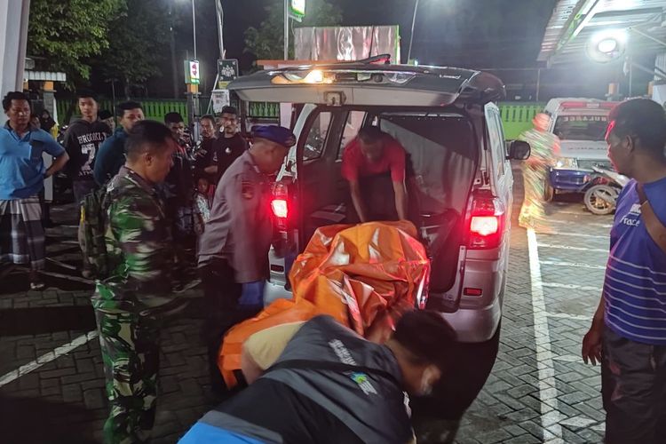 Petugas gabungan evakuasi jenazah korban laka laut di perairan Karang Malang Prigi Kecamatan Watulimo Trenggalek Jawa Timur, Selasa (26/03/2024)