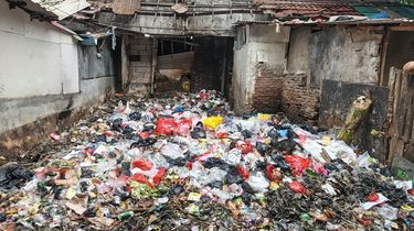 Gunungan Sampah Rusun Angke Tambora Sempat Robohkan Tembok Rumah Warga