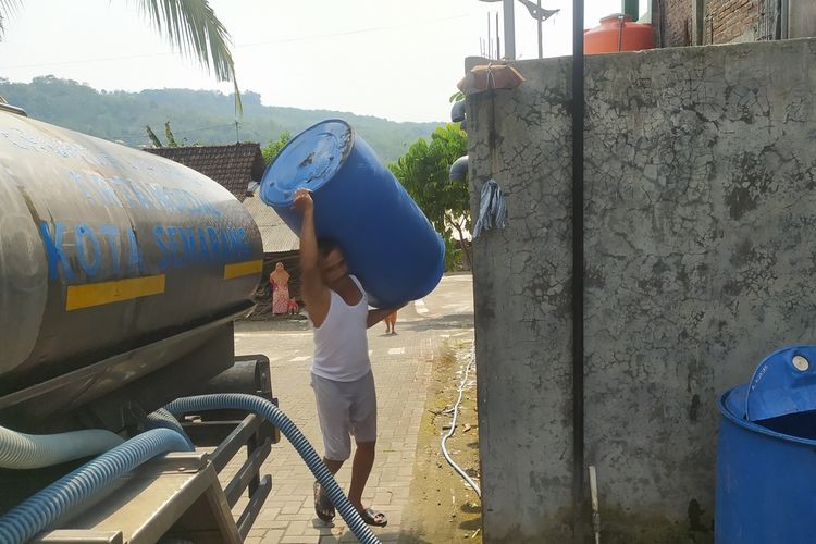 Warga Jabungan, Kecamatan Banyumanik, Kota Semarang, Jawa Tengah mendapatkan bantuan air bersih