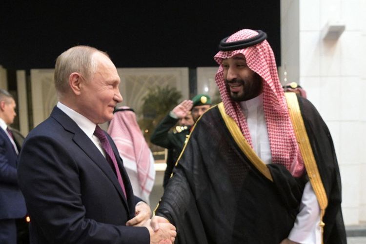 Presiden Rusia Vladimir Putin berjabat tangan dengan Putra Mahkota Arab Saudi Pangeran Mohammed bin Salman di Riyadh, Rabu (6/12/2023).