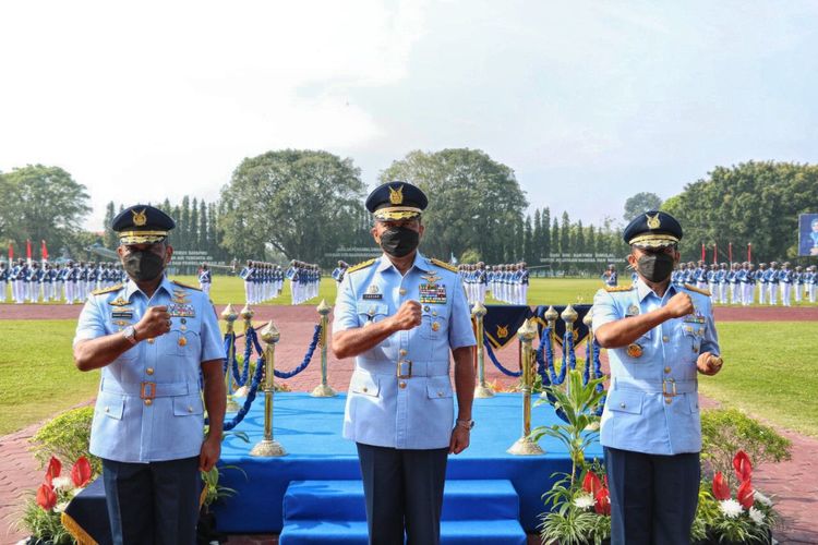 Kepala Staf Angkatan Udara (KSAU) Marsekal Fadjar Prasetyo memimpin upacara serah terima jabatan (sertijab) Gubernur Akademi Angkatan Udara (AAU) dari Marsda Nanang Santoso kepada Marsda Eko Dono Indarto di Kesatrian AAU, Yogyakarta, Kamis, (3/2/2022).