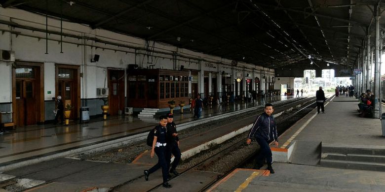 Stasiun Bogor yang masih terawat sejak penyempurnaan pada 1881. Stasiun ini merupakan salah satu infrastruktur di Jabodetabek yang menjadi bagian tonggak pemodernan perkeretaapian Indonesia oleh Belanda melalui elektrifikasi yang selesai pada 1930. 