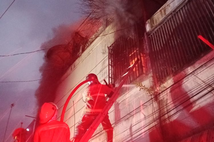 Petugas memadamkan api yang membakar toko Libra Ambarawa Kabupaten Semarang, Sabtu (15/6/2024).