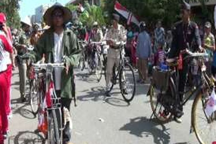 Puluhan warga pinrang mengekspresikan semangat kemerdekaan dengan cara bersepeda onthel mengelilingi kota Pinrang, Kamis (18/8/2016)