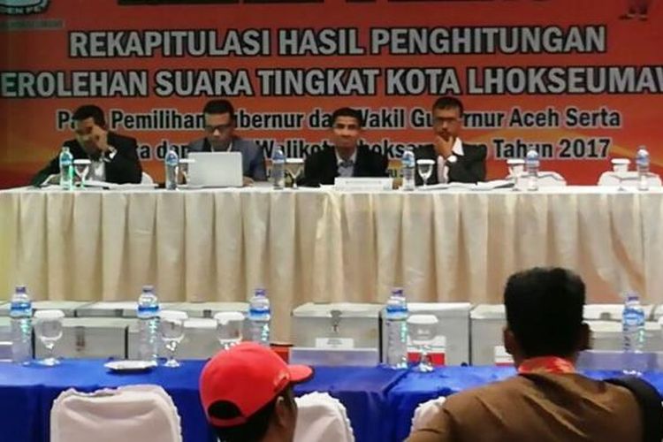 Suasana rapat pleno rekapitulasi suara hasil pemilihan kepala daerah di Hotel Harun Square Lhokseumawe, Kamis (23/2/2017)