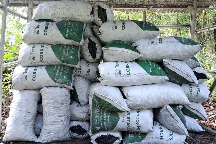 Jelang Idul Adha, Pedagang Arang di Lebak Kewalahan Layani Pesanan