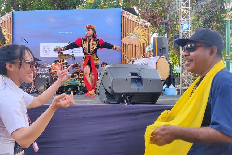 Kementerian Kelautan dan Perikanan RI dan Yayasan Konservasi Alam Nusantara (YKAN) menggelar Festival Masyarakat Hukum Adat 2023. Festival upaya memperkuat pengakuan pada masyarakat hukum adat Indonesia. Ketua Dewan Adat Masyarakat Hukum Adat (MHA) Werur dari Distrik Bikar, Kabupaten Tambrauw, Papua Barat Daya, Yunus Rumansara dan peserta Forum Adat Nasional 2023 ikut bergembira dalam festival ini.