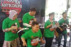 Ikut Mengamen di Stasiun Gubeng bersama KPK, Risma Nyanyikan Lagu 