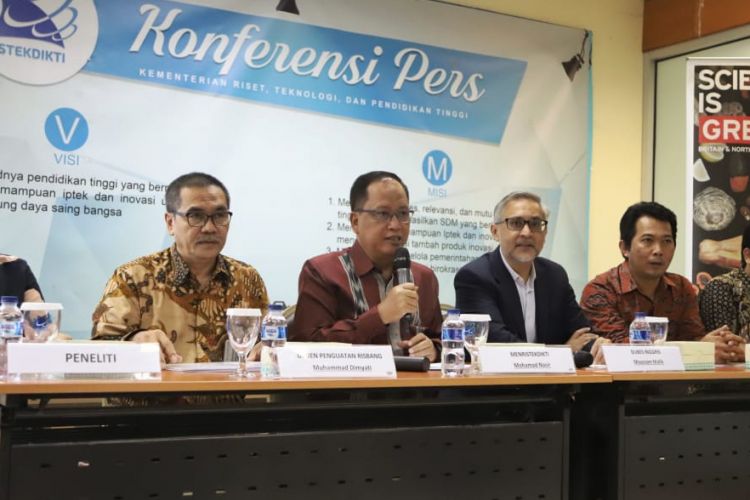 Menristekdikti Mohamad Nasir dan Duta Besar Kerajaan Inggris untuk Indonesia Moazzam Malik meluncurkan Kerja Sama Riset Kebencanaan Indonesia ? Inggris melalui Program Newton Fund di Gedung D Kemenristekdikti, Jakarta (7/2/2019).