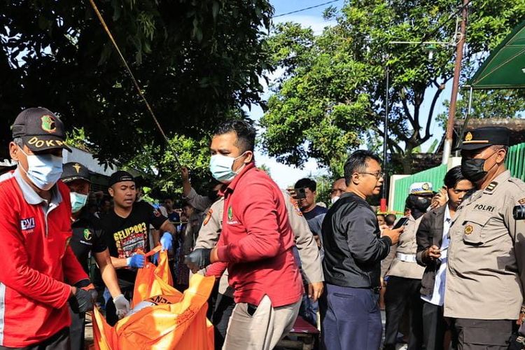 OLAH TKP--Aparat Satreskrim Polres Madiun Kota melakukan olah tempat kejadian perkara kasus tewasnya perempuan yang dibunuh kekasihnya di Jalan Nitikusumo, Kelurahan Demangan, Kecamatan Taman, Kota Madiun, Rabu (22/12/2022). Jasad korban dievakuasi ke rumah sakit terdekat.