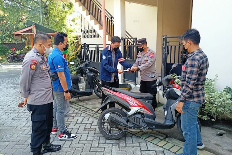 Kapolsek Manyar AKP Windu Priyo Prayitno menyerahkan kepada Albert (tengah), sepeda motor yang sempat hilang dicuri maling dan berhasil ditemukan, Rabu (18/5/2022).