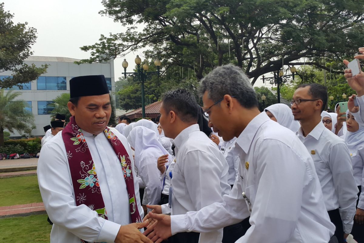 Sekretaris Daerah Provinsi DKI Jakarta Saefullah memberikan selamat kepada CPNS yang diangkat menjadi PNS seusai agenda pengambilan sumpah/janji sebagai PNS dan penyerahan surat keputusan (SK) CPNS menjadi PNS di halaman Balai Kota DKI Jakarta, Jalan Medan Merdeka Selatan, Kamis (12/10/2017).