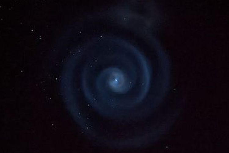 Pengamat bintang Selandia Baru dibuat bingung dan terpesona oleh formasi cahaya biru spiral yang aneh di langit malam pada Minggu (19/6/2022) malam.