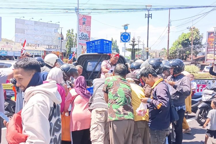 Petani di Jember saat membagikan tomat secara gratis pada warga Senin (12/8/2024)