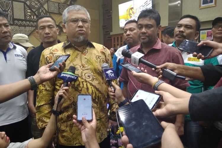 Wakil Ketua Komisi IX DPR Ansory Siregar saat diwawancarai media usai mediasi bersama KSPI di Jakarta, Senin (20/1/2020).