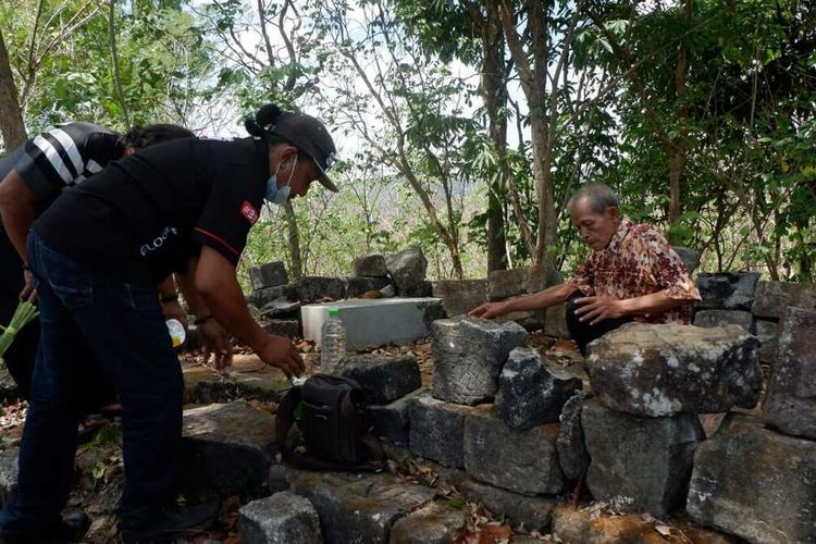 Batu-batu diatas bukit Mintorogo, Kalurahan Gayamharjo, Kapanewon Prambanan, Kabupaten Sleman, DI Yogyakarta (DIY). Batu-batu ini diduga dahulu adalah sebuah bangunan stupa.