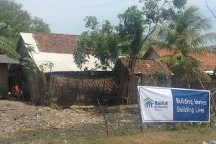 Kondisi rumah-rumah yang masih reyot di Desa Kedung Dalem, Mauk, Tangerang, Kamis (26/11/2015).
